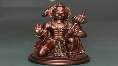 Hanuman Chalisa : आयुष्यातील अडथळे कमी करायचे आहेत ? मग रोज हनुमान चालीसा पठण करा