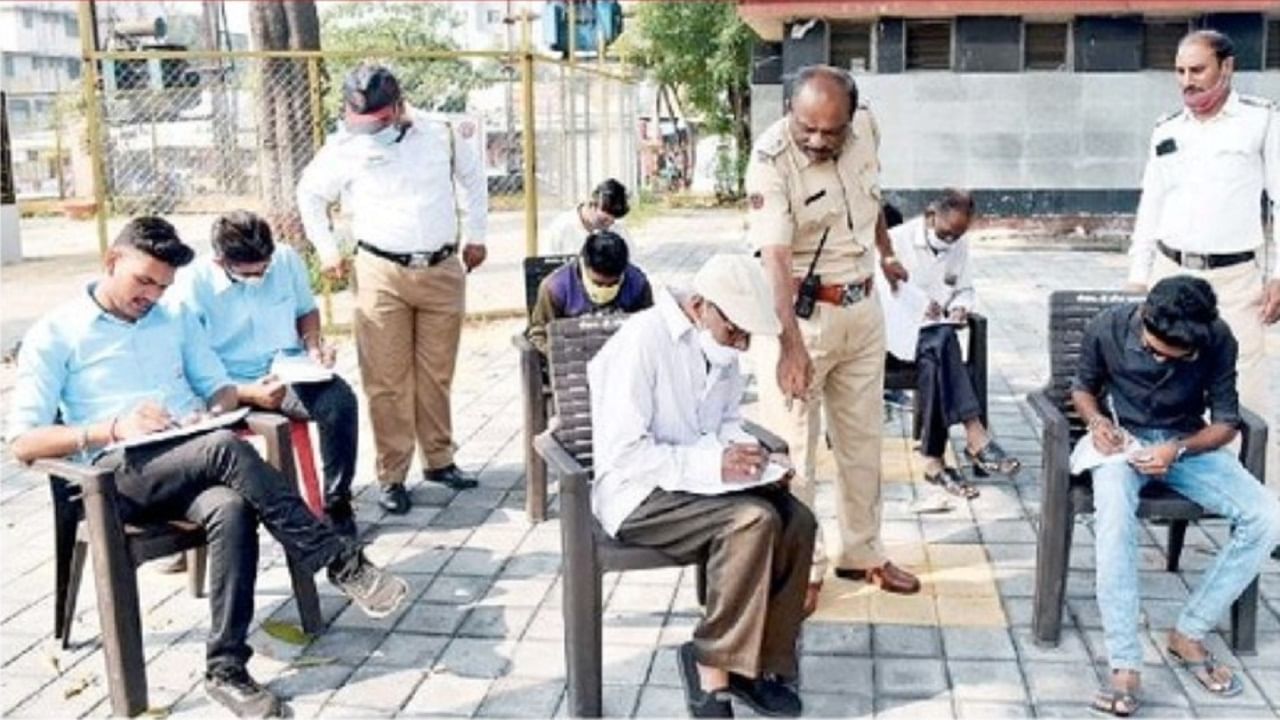 Nashik| पोलीस आयुक्त हेडमास्टरांच्या भूमिकेत, विनाहेल्मेट चालकांची 10 गुणांची परीक्षा; पेपर सोडवताना नाकी नऊ Nashik| पोलीस आयुक्त हेडमास्टरांच्या भूमिकेत, विनाहेल्मेट चालकांची 10 गुणांची परीक्षा; पेपर सोडवताना नाकी नऊ