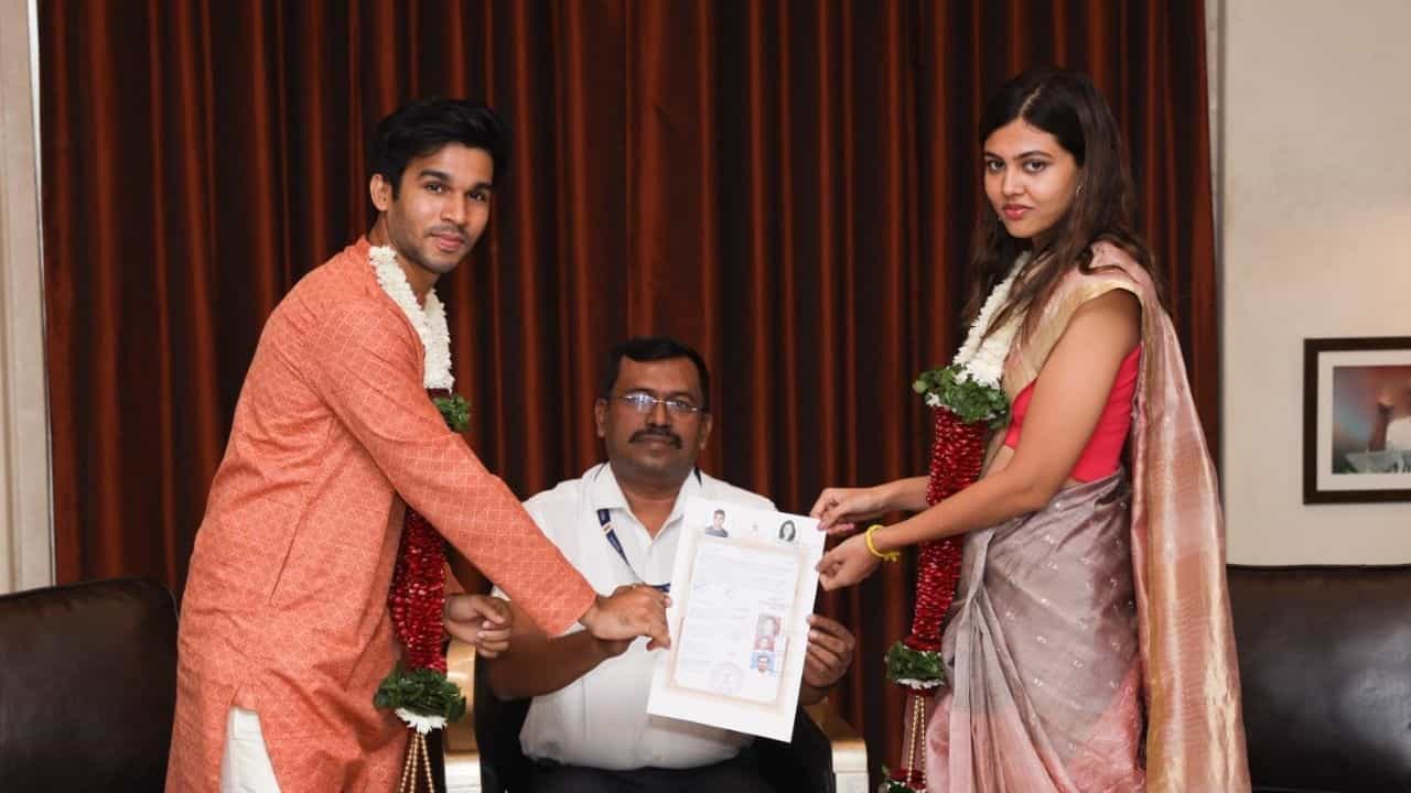 राष्ट्रवादी काँग्रेसचे नेते आणि राज्याचे गृहनिर्माण मंत्री जितेंद्र आव्हाड यांच्या एकुलत्या एक मुलीचा विवाहसोहळा अगदी साध्या पद्धतीने केला. जितेंद्र आव्हाड यांची एकुलती एक कन्या नताशा आणि एलन पटेल यांचा विवाह रजिस्टर पद्धतीने विवाह संपन्न झाला.