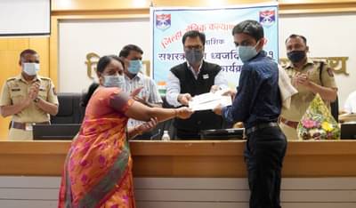 Nashik| ध्वजदिन निधी संकलनाचा जिल्हाधिकाऱ्यांच्या हस्ते शुभारंभ; माजी सैनिकांच्या पाल्यांचा गौरव