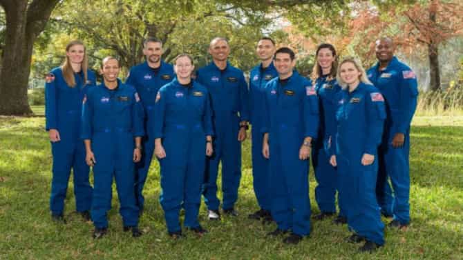 NASA च्या चांद्रमोहिमेतील 10 अंतराळवीरांमध्ये भारतीय वंशाच्या अनिल मेनन यांचा समावेश, कोण आहेत मेनन?
