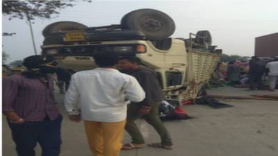 ड्रायव्हरला डुलकी, पंढरपूरहून परतणारा भाविकांचा टेम्पो उलटला, 35 जण जखमी