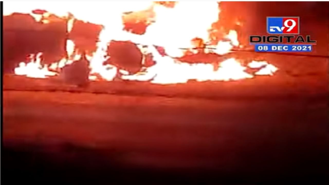 VIDEO | मुंबई-अहमदाबाद हायवेवर गाडी पेटली, प्रवासी बालंबाल बचावले, कार जळून खाक