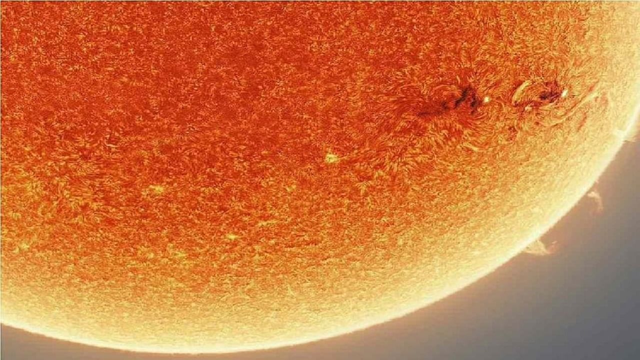 आपल्या सूर्यमालेतील सर्वात महत्त्वाचा ग्रह म्हणजे सूर्य. आपले संपूर्ण जग सूर्याभोवती फिरत असते. सूर्याला आपण उघड्या डोळ्यांनी पाहू शकत नाही. अशातच छायाचित्रकार अँड्र्यू मॅककार्थी यांनी सूर्याचे काही फोटो काढले आहेत.  