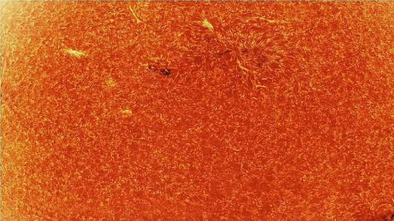 अँड्र्यू मॅककार्थी यांनी काढलेल्या 300 मेगापिक्सेलच्या फोटोंमध्ये आपण सूर्यामध्ये तयार होणारी लहान विवरे , ज्वाला  पाहू शकतो. सूर्याच्या पृष्ठभागावर तयार होणाऱ्या लाटासुद्धा आपण पाहू शकतो.याशिवाय गूढ गडद सूर्याचे ठिपकेही स्पष्ट दिसत आहेत. 