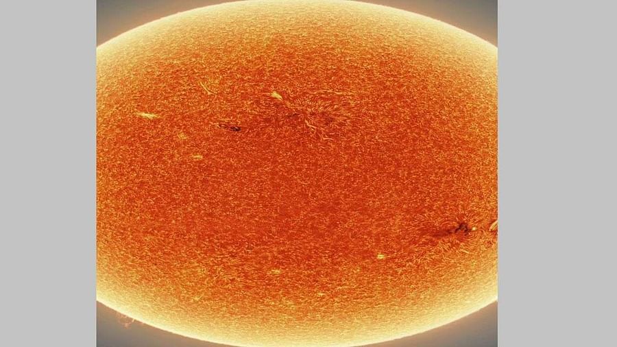 सूर्य हा सूर्यमालेतील खूप महात्त्वाचा ग्रह आहे. प्लाज्मा या तप्त वायूने हा ग्रह वेढला आहे.या ग्रहाचा व्यास 1.3 दशलक्ष किमी आहे. सूर्याचे वस्तुमान पृथ्वीच्या वस्तुमानाच्या 3,30,000 पट आहे. सूर्याचा तीन चतुर्थांश भाग हायड्रोजनने बनलेला आहे, त्यानंतर हीलियम, ऑक्सिजन, कार्बन, निऑन आणि लोह आहे. फोटो सौजन्य :@cosmic-background 