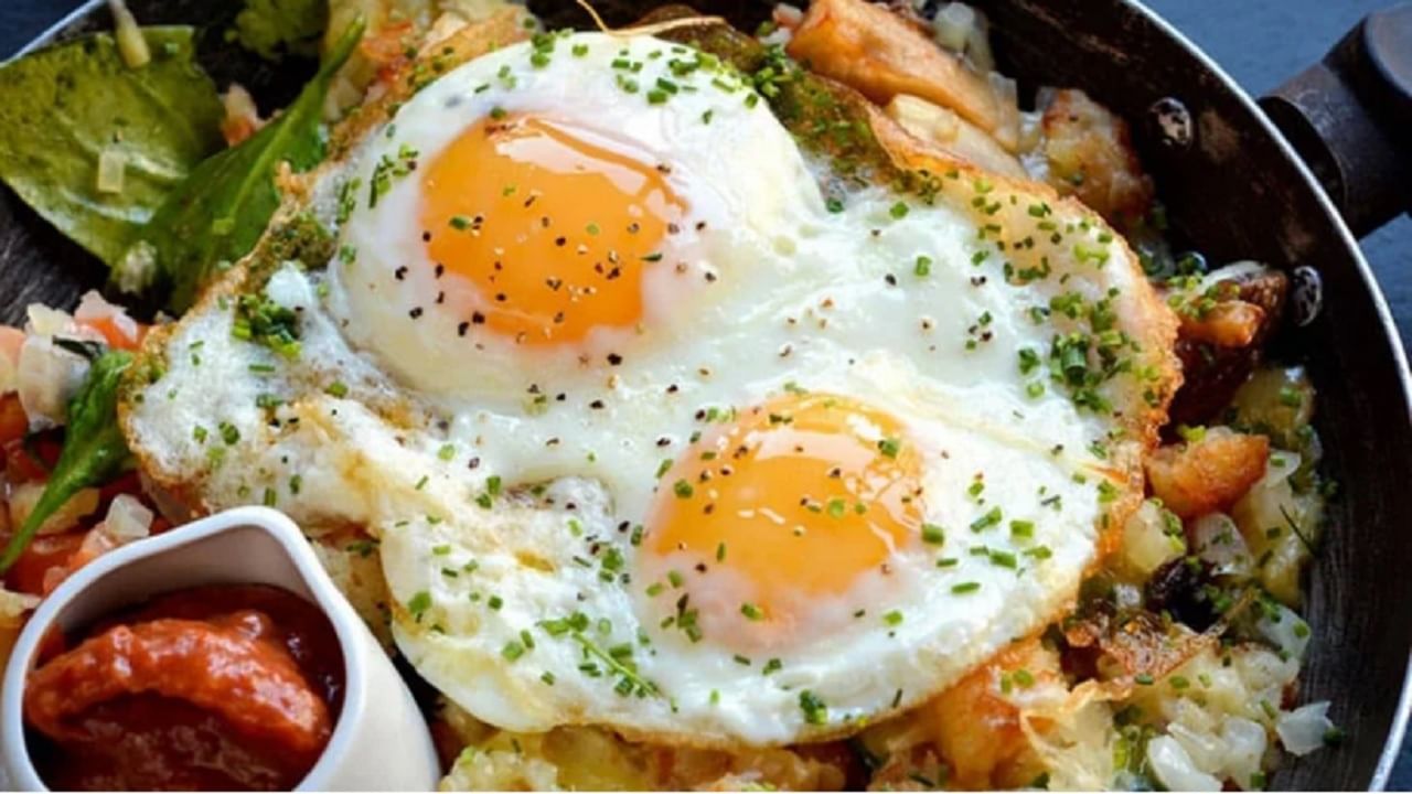 अंडी खाणे आपल्या आरोग्यासाठी अत्यंत फायदेशीर आहे. अंडी हा उच्च प्रथिनांचा उत्तम स्रोत आहे. खरे तर अंडी हे सुपरफूड मानले जाते.