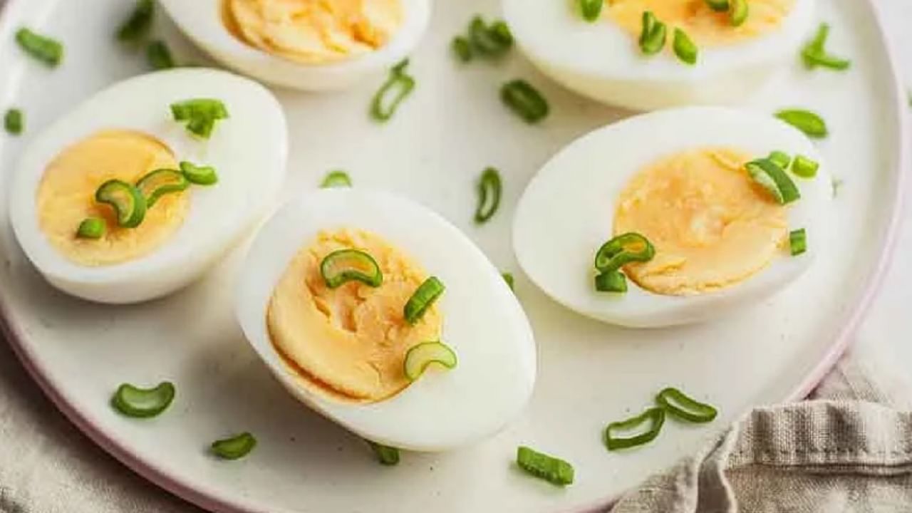 अभ्यासातून असे दिसून आले आहे की दररोज अंडी खाल्ल्याने चांगले कोलेस्ट्रॉल शरीराला मिळतात.