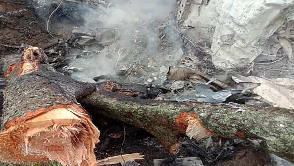 तामिळनाडूत लष्कराचं हेलिकॉप्टर कोसळलं आहे. या हेलिकॉप्टरमधील दोन जण जखमी झाले असून त्यांना जवळच्या वेलिंग्टन रुग्णालयात दाखल करण्यात आलं आहे. सूत्रांच्या माहितीनुसार या अपघातात 4 जणांचे मृतदेह हाती आले आहेत.