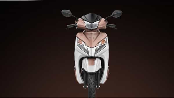 Honda ने मंगळवारी भारतीय बाजारात नवीन Activa Premium Edition स्कूटर लाँच केली आहे. नवीन स्कूटर दोन ड्युअल टोन कलर पर्यायांमध्ये ऑफर केली आहे, ज्यामध्ये मॅट मॅग्निफिसेंट कॉपर मेटॅलिकसह पर्ल अमेझिंग व्हाइट आणि मॅट अर्ल सिल्व्हर मेटॅलिकसह मॅट स्टील ब्लॅक मेटॅलिक यांचा समावेश आहे. या स्कूटरच्या ड्रम अलॉय व्हेरिएंटसाठी 78,725 रुपये आणि डिस्क व्हेरिएंटसाठी 82,280 रुपये (एक्स-शोरूम, दिल्ली) मोजावे लागतील.