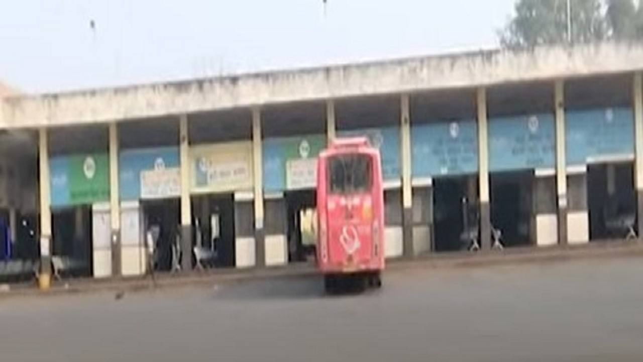 Nagpur bus | महिन्याभरानंतर धावल्या आठ एसटी बस; तपासणी अधिकारी-वाहतूक नियंत्रक झाले चालक-वाहक