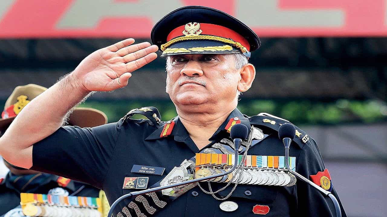 देशाचे पहिले सीडीएस बिपीन रावत (Bipin Rawat) यांचं तामिळनाडूमध्ये (Tamilnadu ) हेलिकॉप्टर दुर्घटनेत (IAF Helicopter Crash) निधन झालं आहे. हेलिकॉप्टरमधील 14 जणांपैकी 13 जणांचा मृत्यू झाला तर एक जण जखमी झाला आहे.