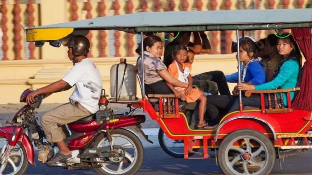 टुकटुक कंबोडियामध्ये आढळते. हे एक वेगळ्या प्रकारचे वाहन आहे. त्याची शैली प्रत्येकाला त्याच्याकडे आकर्षित करते. या वाहनाला तीन चाके आहेत.