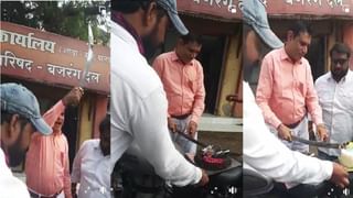 VIDEO | बँकेची कॅश व्हॅन मुरबाडमधील गटारात अडकली, पलटी होणार तोच…