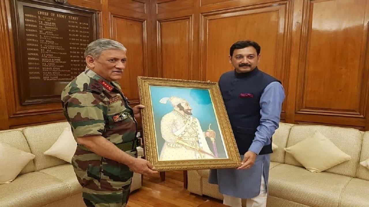 जनरल बिपीन रावत हे आता आपल्यामधून निघून गेलेले आहेत. माझ्यासाठी आणि ही देशासाठी मोठी हानी आहे. माझे आणि त्यांचे जिव्हाळ्याचे संबंध होते, असं संभाजी छत्रपती म्हणाले. छत्रपती शिवाजी महाराजांची जयंती तीन वर्षा अगोदर व्यापक स्वरुपात दिल्लीत साजरी व्हावी म्हणून मी त्यांना भेटायला गेलो होतो. मी त्यांना सांगितलं की शिवाजी महाराजांचं युद्ध तंत्र पाहिलं तर पाहुणे राष्ट्रपती, लष्कर प्रमुख आणि नौदल प्रमुख असावेत, असं मी त्यांना सांगितलं. त्यांनी त्वरीत येतो म्हणून सांगितलं. मी त्यांना थँक्यू म्हणून निघालो होतो. निघताना ते मला म्हणाले की छत्रपतीजी थोडा वेळ आहे का? सामान्यत: लष्कर प्रमुख दर्जाचे अधिकारी असं म्हणत नाहीत.त्यांनी सांगितल्यावर मी थांबलो असं, संभाजी छत्रपती म्हणाले.