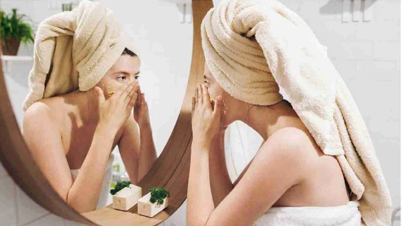 Skin Care Tips : हिवाळ्यात त्वचेची काळजी घेण्यासाठी 'हे' आयुर्वेदिक उपाय फायदेशीर, वाचा! Skin Care Tips : हिवाळ्यात त्वचेची काळजी घेण्यासाठी 'हे' आयुर्वेदिक उपाय फायदेशीर, वाचा!