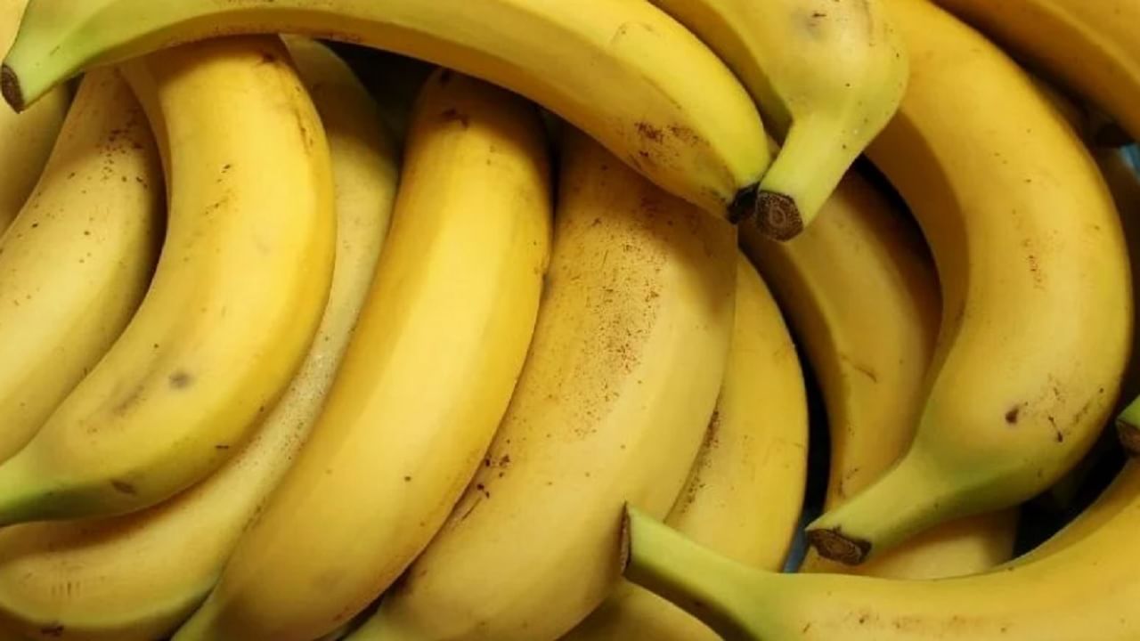 केळ्यामध्ये पोटॅशियम आणि मॅग्नेशियम असते. पोटॅशियम पायांच्या स्नायूंना आराम आणि शांत करते. दररोज रात्री झोपण्यापूर्वी केळीचे सेवन केले तर झोप न घेण्याची समस्या दूर होण्यास मदत होते. 