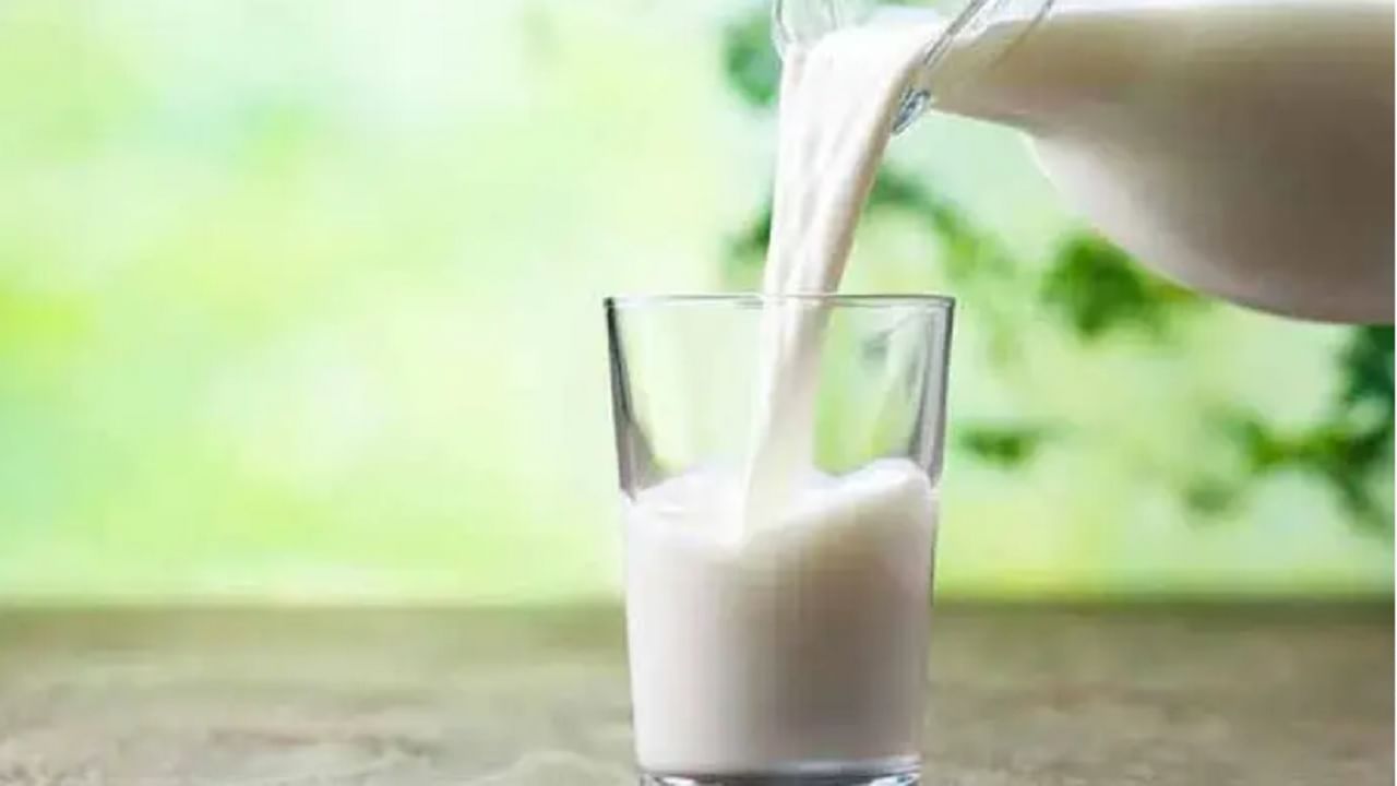 दुधात कॅल्शियम असते. जे मेंदूला ट्रिप्टोफॅन बनवण्यास मदत करते. रात्री एक ग्लास कोमट दूध प्यायल्यावर चांगली झोप लागते. 