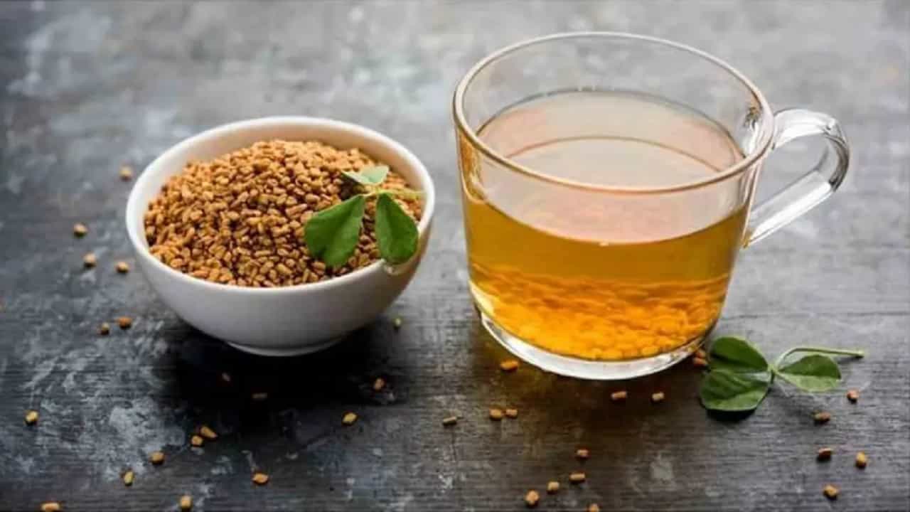 वजन वाढण्याची समस्या, अपचन, हाडांचे दुखणे आणि रोगप्रतिकारक शक्ती वाढवण्यासाठी मेथी आणि ओव्याचे खास पेय अत्यंत फायदेशीर आहे. हे खास पेय आपण दररोज पिले तर वाढलेले वजन झटपट कमी होण्यास मदत होते.