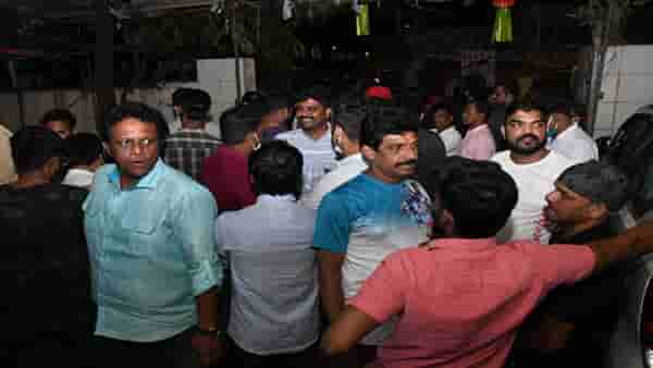 महापौरांच्या तक्ररारीनंतर आशिष शेलारांच्या घराबाहेर समर्थकांची घोषणाबाजी