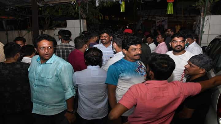 महापौरांच्या तक्ररारीनंतर आशिष शेलारांच्या घराबाहेर समर्थकांची घोषणाबाजी महापौरांच्या तक्ररारीनंतर आशिष शेलारांच्या घराबाहेर समर्थकांची घोषणाबाजी