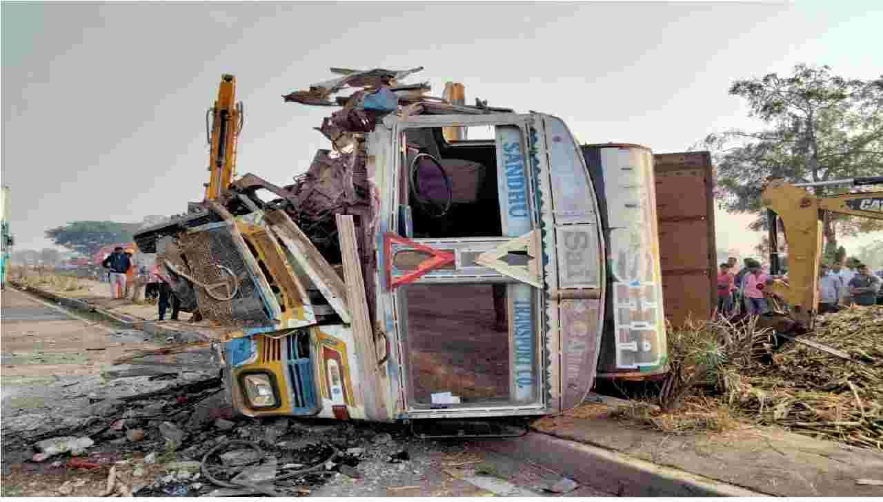 विचित्र अपघात: ऊस घेऊन जाणारा ट्रक पलटी, उलट्या ट्रकवर कंटेनर धडकला, औरंगाबादजवळ भीषण घटना!