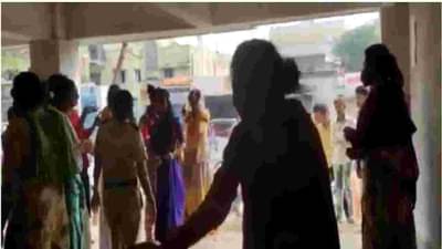 तृतीयपंथियांनी औरंगाबादेत अंगावर ओतले रॉकेल, त्रास देणाऱ्या गुरुवर कारवाई करा, अन्यथा इच्छामरण देण्याची मागणी