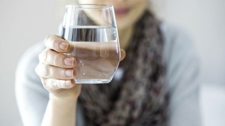 Health Tips: शरीरालाच नव्हे, किडनीला हानी; पाणी पिण्याची ‘ही’ चुकीची सवय टाळा