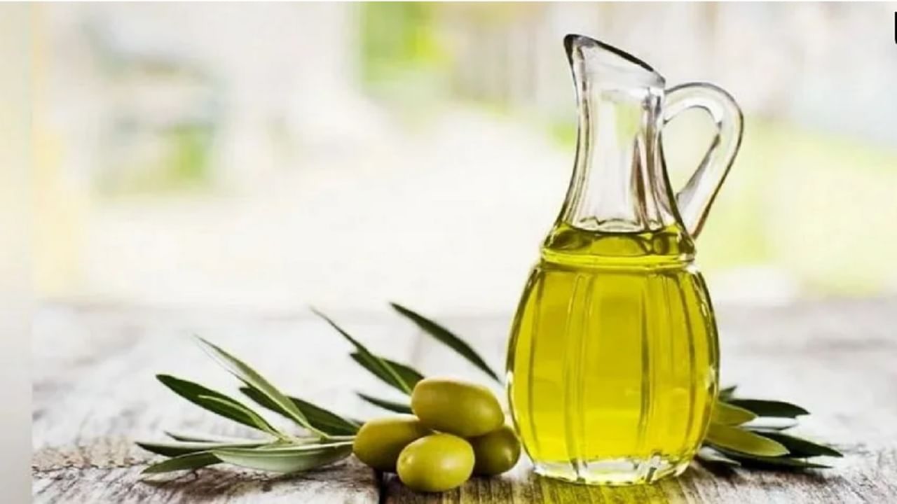 जर आपली त्वचा कोरडी असेल आणि निर्जीव दिसत असेल तर आपण अंघोळीच्या पाण्यामध्ये ऑलिव्ह ऑईल मिसळून आंघोळ करावी. यामुळे त्वचेचा कोरडेपणाही दूर होईल आणि त्वचेवर चमकही येईल. 