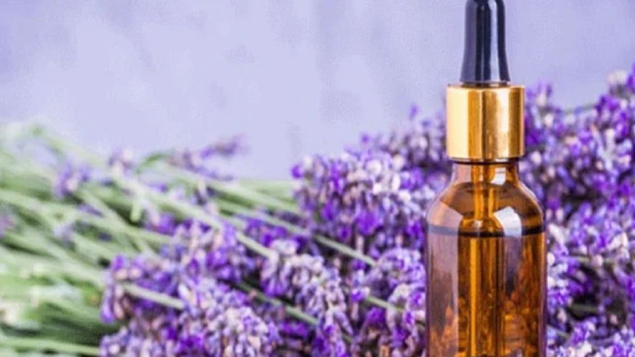 जर तणाव असेल किंवा तणाव वाढला असेल तर तुम्ही पाण्यात लॅव्हेंडर तेलाचे काही थेंब टाकून आंघोळ करावी. लॅव्हेंडर तेलाचा सुवासिक वास मनाला शांत करतो. 