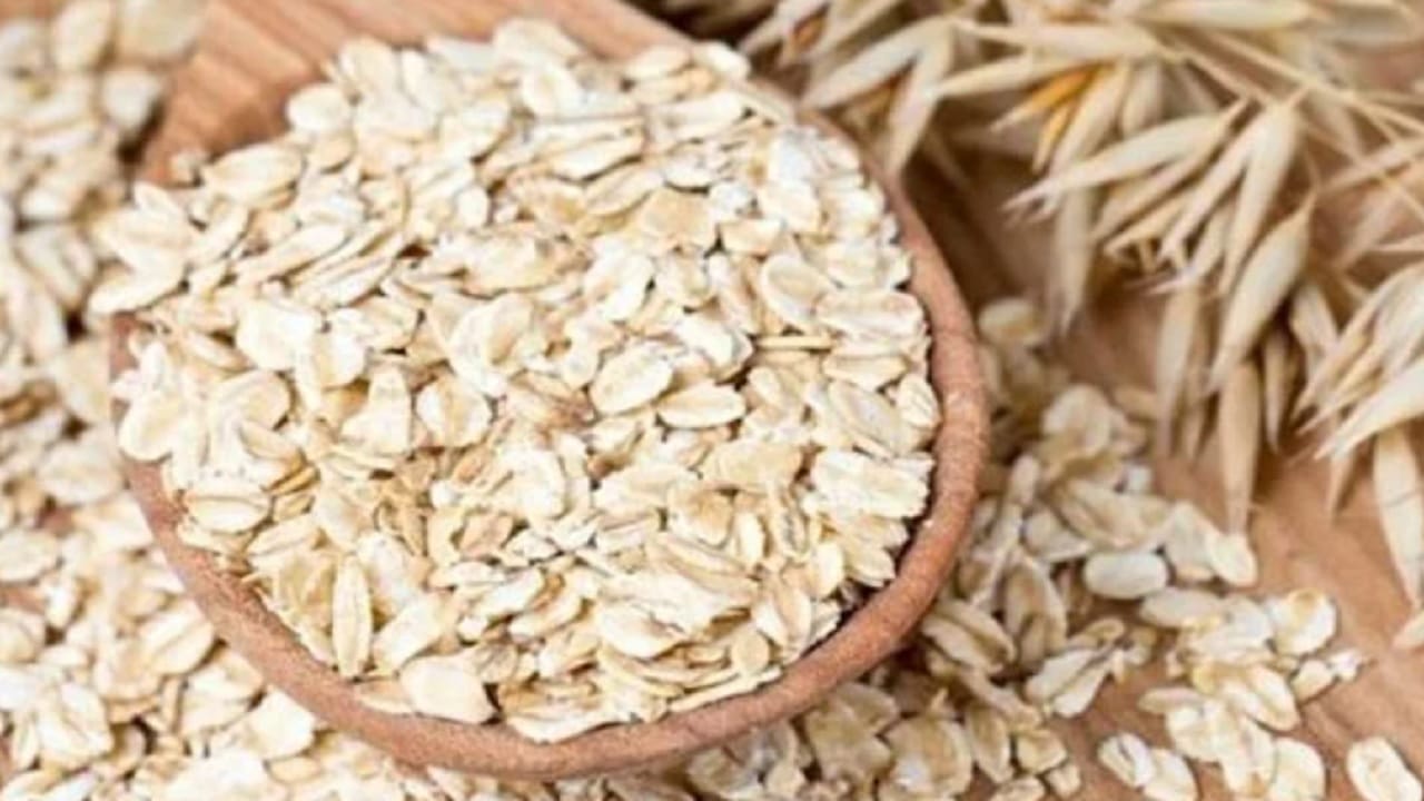 त्वचेला खाज सुटत असेल तर कपड्यात ओट टाकून ते बांधून पाण्यात बुडवून ठेवा. काही वेळ पाण्यात पडून राहू द्या, त्यानंतर या पाण्याने आंघोळ करा. यामुळे खाज सुटण्याची समस्या दूर होईल.