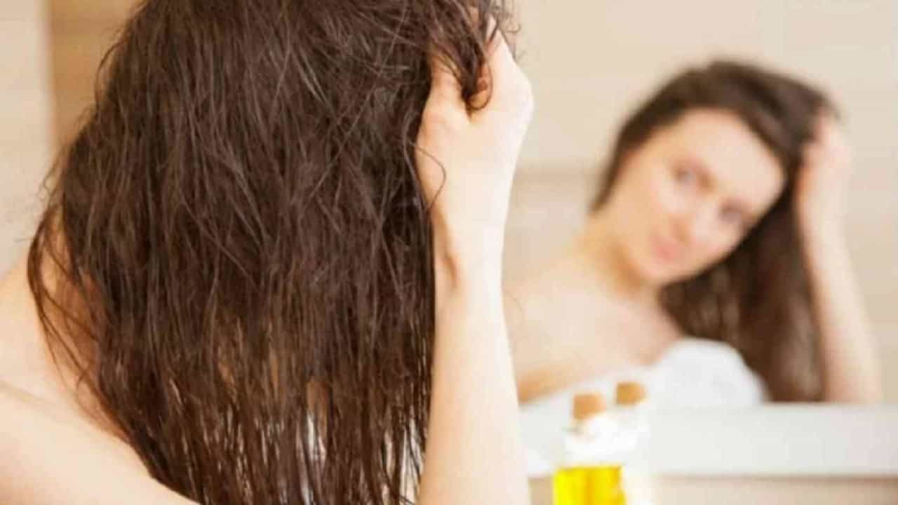 केसांच्या वाढीशी तेलाचा थेट संबंध नाही. पण केसांना योग्य प्रकारे तेल लावल्यास केसांचा कोरडेपणा टाळता येऊ शकतो.