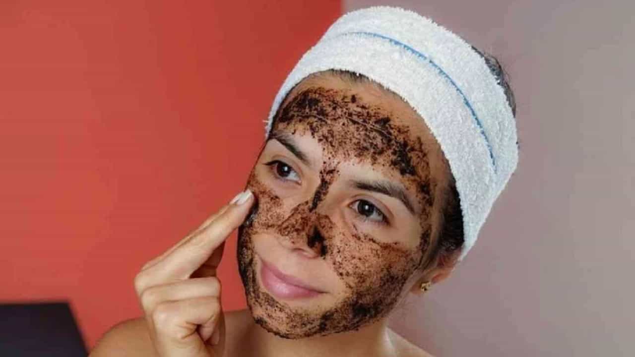 खोबरेल तेल आणि गुलाबी मीठ चांगले मिसळा. आता ते 30 मिनिटे चेहऱ्यावर ठेवा. कोरडे झाल्यावर फेसवॉश आणि कोमट पाण्याने चेहरा धुवा.