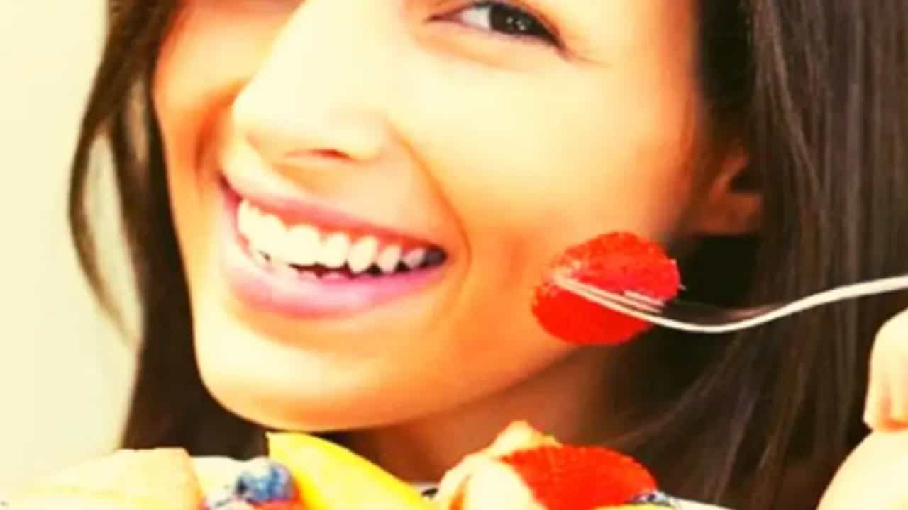 आपल्यापैकी अनेकांना सवय आहे जेवताना किंवा नाश्ता करताना फळे खाण्याची. बरेच लोक जेवण झाले की, लगेचच फळे किंवा फ्रूटचॅट खातात. मात्र, हे चुकीचे आहे.