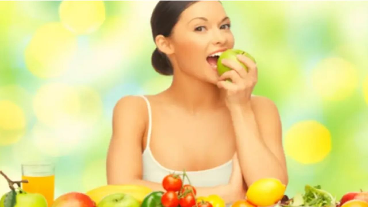 अनेकांना फळे खाण्यानंतर पाणी पिण्याची सवय आहे. मात्र, ही तुमची सवय चुकीची आहे. फळे खाल्ल्यावर आपण 45 मिनिटे काहीही खाल्ले किंवा पिले नाहीतर फळे काही वेळातच पचते आणि त्याचे सर्व फायदेही शरीराला मिळतात.