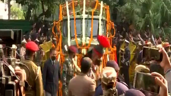 CDS Bipin Rawat Funeral Updates : सीडीएस जनरल बिपिन रावत पंचतत्वात विलीन, मोठ्या मुलीने दिला मुखाग्नी