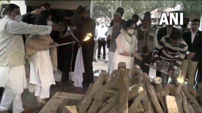 Gen Bipin Rawat funeral: शेवटच्या क्षणीही देशासमोर आदर्श, रावत दाम्पत्यांच्या पार्थिवांना दोन्ही मुलींकडून मुखाग्नी, अमर रहेच्या नाऱ्यानं देश दुमदुमला