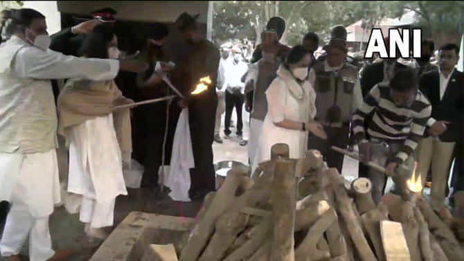 Gen Bipin Rawat funeral: शेवटच्या क्षणीही देशासमोर आदर्श, रावत दाम्पत्यांच्या पार्थिवांना दोन्ही मुलींकडून मुखाग्नी, अमर रहेच्या नाऱ्यानं देश दुमदुमला