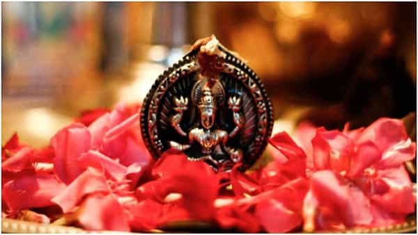 शुक्रवारी देवी लक्ष्मीला लाल रंगाचे वस्त्र अर्पण करा. असे केल्याने व्यक्तीवर माता लक्ष्मीची कृपा होते असे म्हणतात.