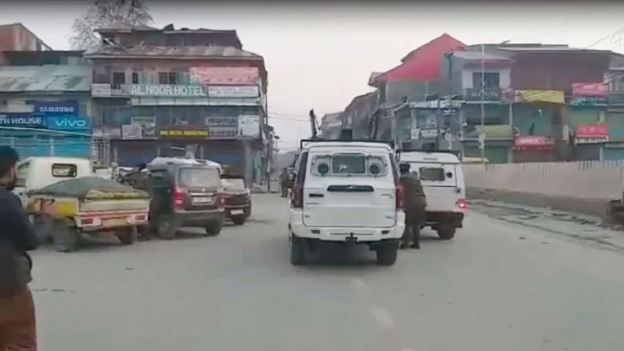 जम्मू-काश्मीरच्या बांदीपोरात दहशतवाद्यांचा पोलिसांवर हल्ला; दोन पोलीस शहीद