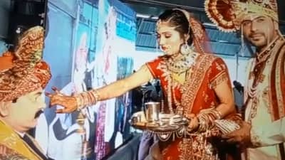 Jalgaon : निधन झालेल्या वडिलांचा पुतळा तयार करून घेतले सात फेरे, जळगावातल्या अनोख्या लग्नाची गोष्ट