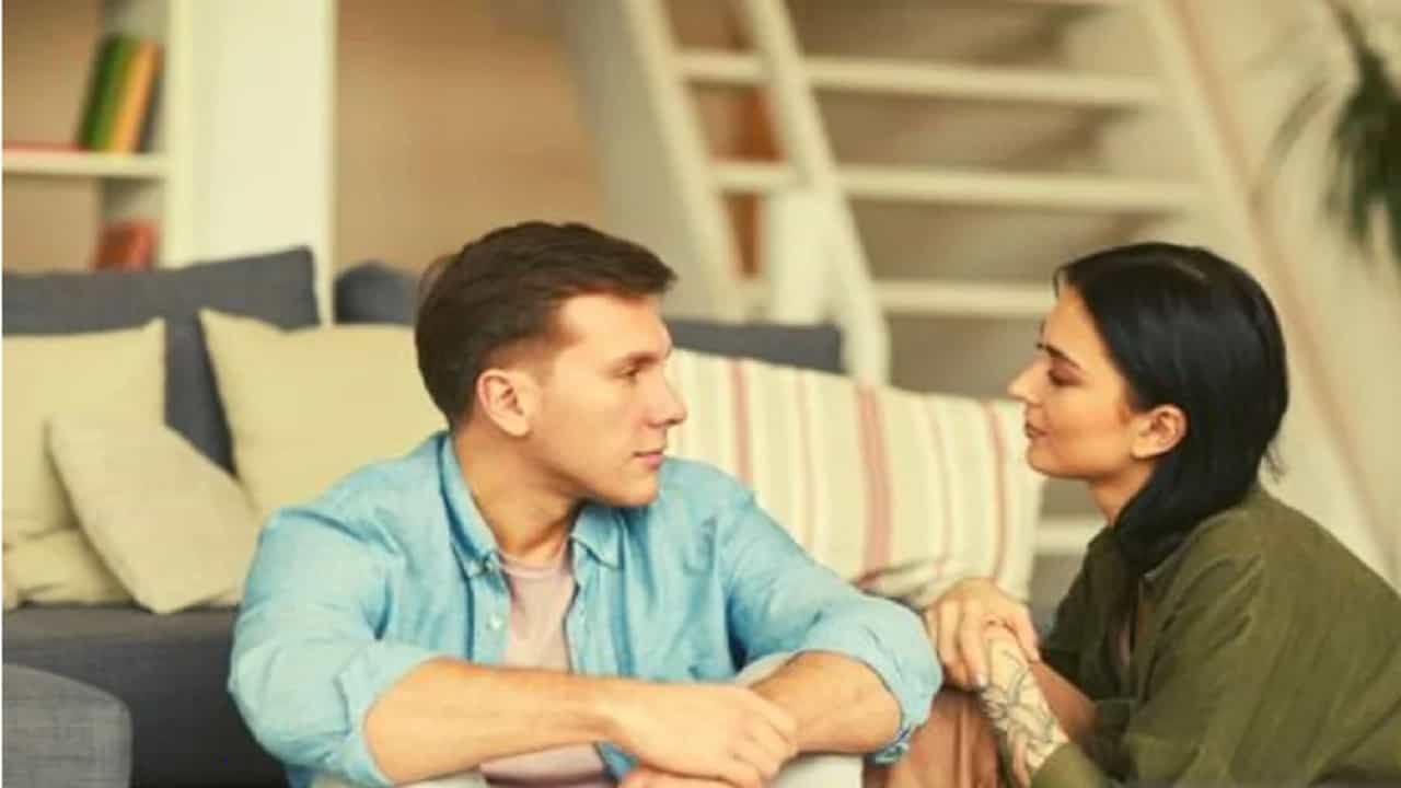 बऱ्याच वेळा आॅफिस आणि बाहेरील काही तणावामुळे आपला पार्टनर काही बोलत नाही. शांत राहतो अशावेळी आपण थेट तणावाचे कारण विचारण्यापेक्षा इतर विषयावर गप्पा मारल्या पाहिजेत.