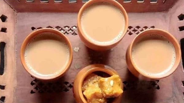 गूळ खाणे आपल्या आरोग्यासाठी फायदेशीर आहे. या सध्याच्या हिवाळ्याच्या हंगामात आपण आपल्या आहारामध्ये गुळाच्या चहाचा देखील समावेश करू शकता. विशेष म्हणजे या गुळाच्या चहाचे अनेक फायदे आहेत.