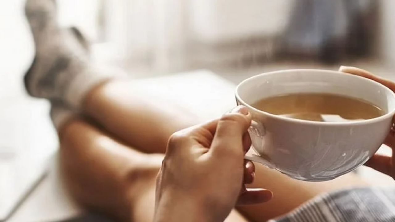 चहा झाल्यावर त्यात गूळ पावडर टाकून एक मिनिट उकळू द्या. गॅस बंद करा आणि एका कपमध्ये गाळून घ्या आणि गरमा-गरम प्या. 