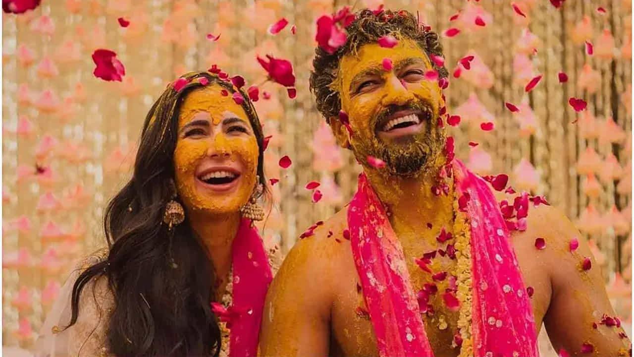 विकी कौशल आणि कतरिना कैफच्या लग्नाच्या फोटोंचा सोशल मीडियावर इतका बोलबाला होता की, आता दोघांनीही हळदीचे फोटो शेअर केले आहेत. या फोटोंवर चाहत्यांसोबतच सेलेब्सही भरभरून प्रतिक्रिया देत आहेत.