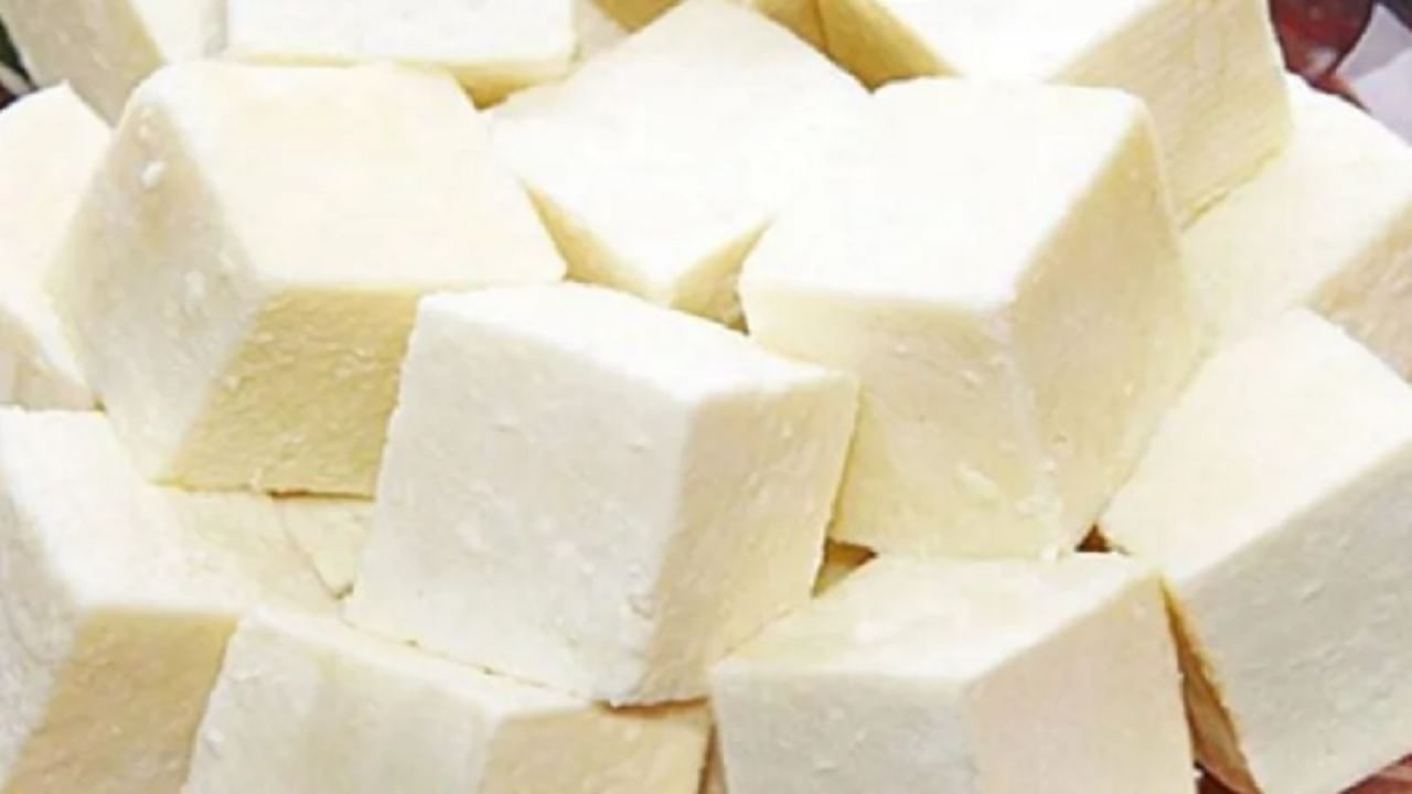 पनीरमध्ये प्रोटीनचे प्रमाण जास्त असते. जे वजन कमी करण्यास मदत करते. जर तुम्ही नाश्त्यामध्ये पनीर खाल्ले तर तुमचे पोट दिवसभर भरलेले राहिल. ज्यामुळे तुम्ही अस्वास्थ्यकर स्नॅक्स खाणार नाहीत. पनीरमध्ये कमी प्रमाणात कॅलरीज आणि कार्बोहायड्रेट्स असतात. जे वजन कमी करण्यास मदत करतात. 