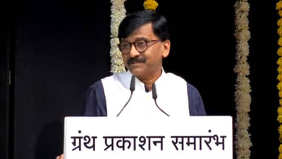 मुसळधार पाऊस खिडकीत उभा राहून... नव्हे, उभी राहून पाहा... राऊतांची जोरदार कविता, पवारांची हसून दाद