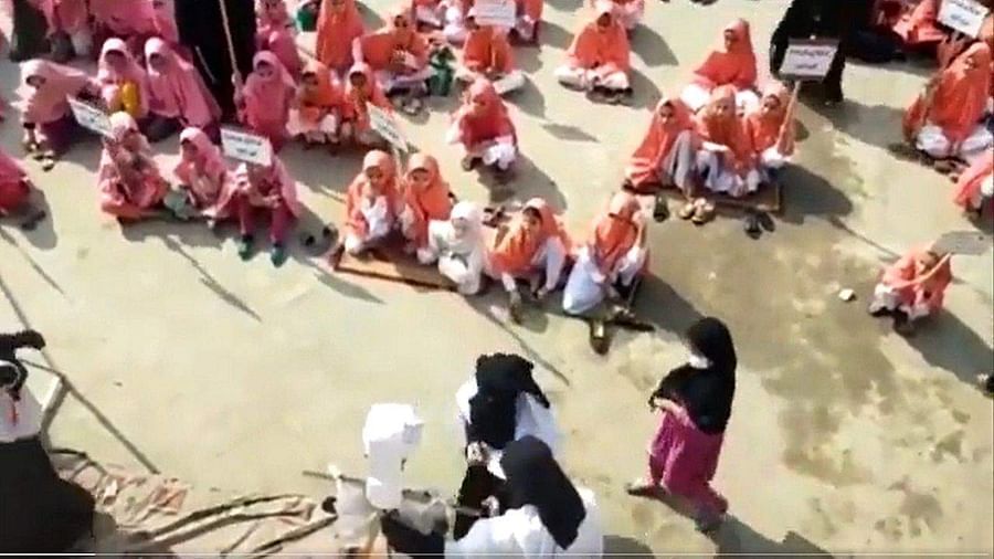 Video : पाकिस्तानात लहानग्यांना दिली जातेय हत्या करण्याची ट्रेनिंग! कुठे मिळत आहे ईश्वर निंदेच्या आरोपीचं शीर धडावेगळं करण्याचं शिक्षण?