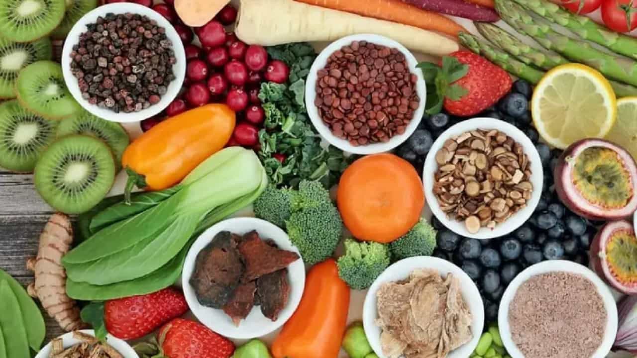 निरोगी शरीर राखणे महत्वाचे आहे. जर आपल्याला रोगांपासून दूर राहिचे असेल तर आपला आहार परिपूर्ण असायला हवा. लोहाची कमतरता म्हणजे शरीरात निरोगी लाल रक्तपेशींची कमतरता ज्यामुळे हिमोग्लोबिन कमी होते. निरोगी राहण्यासाठी हिमोग्लोबिन अत्यंत महत्वाचे आहे. शरीरामधील हिमोग्लोबिन वाढवण्यासाठी काही खास पदार्थांचा आहारात समावेश नक्की करा.