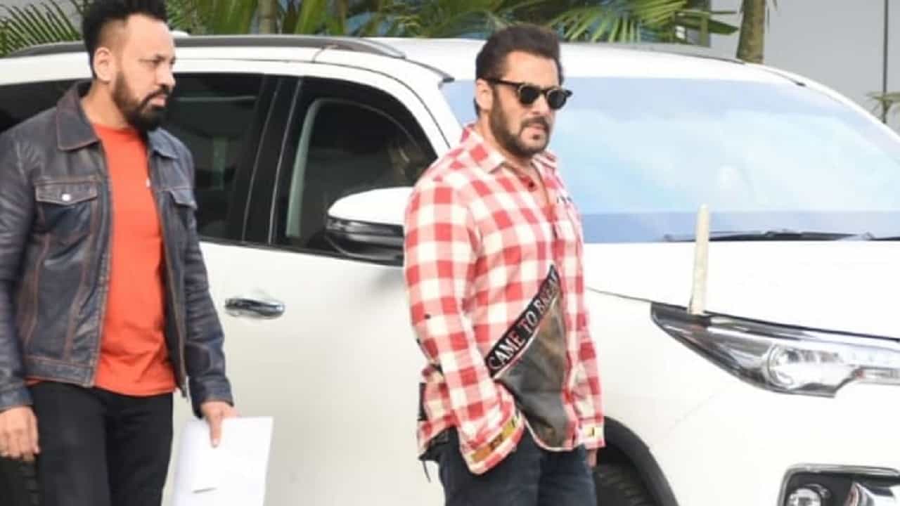 Salman Khan : सापाला पाहून सलमानला फुटला घाम! मदत करा म्हणून फोनवर जोरजोरात ओरडला; वाचा मध्यरात्री काय घडलं?